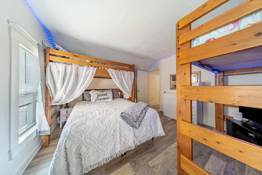 קיאהוגה פולס Cottage In The Falls, 2 B, 2 Bath, Fireplace מראה חיצוני תמונה
