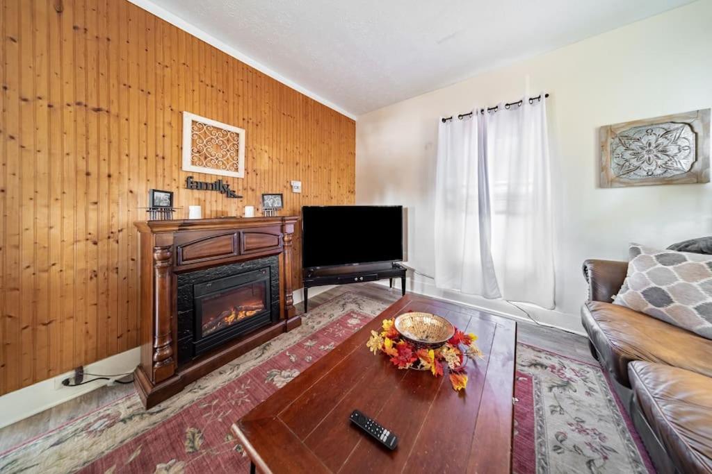 קיאהוגה פולס Cottage In The Falls, 2 B, 2 Bath, Fireplace מראה חיצוני תמונה